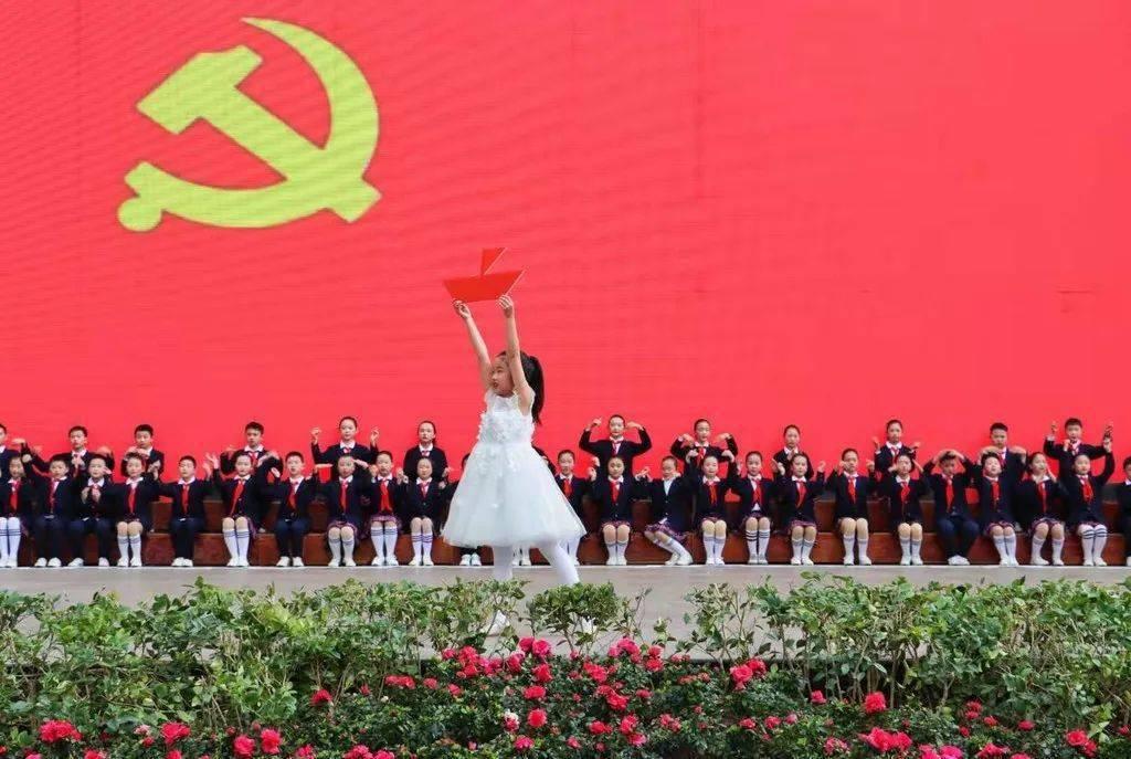 救援爱图画的男孩